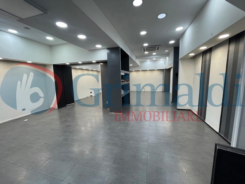 Negozio in Vendita a Messina, 150'000€, 200 m²