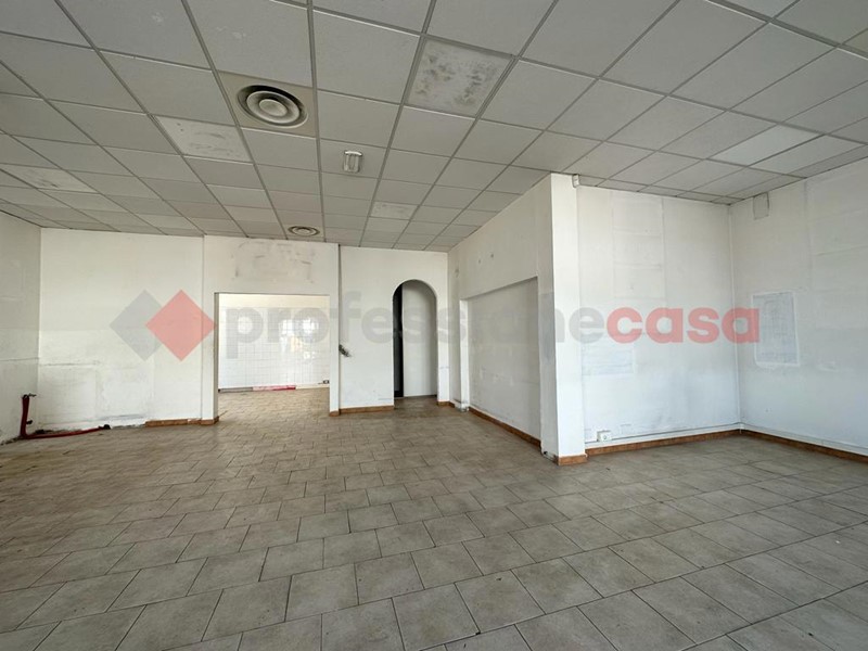 Negozio in Vendita a Arezzo, 170'000€, 100 m²