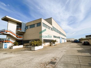 Capannone in Vendita a Modugno, zona Zona Industriale, 1'700'000€, 1850 m²