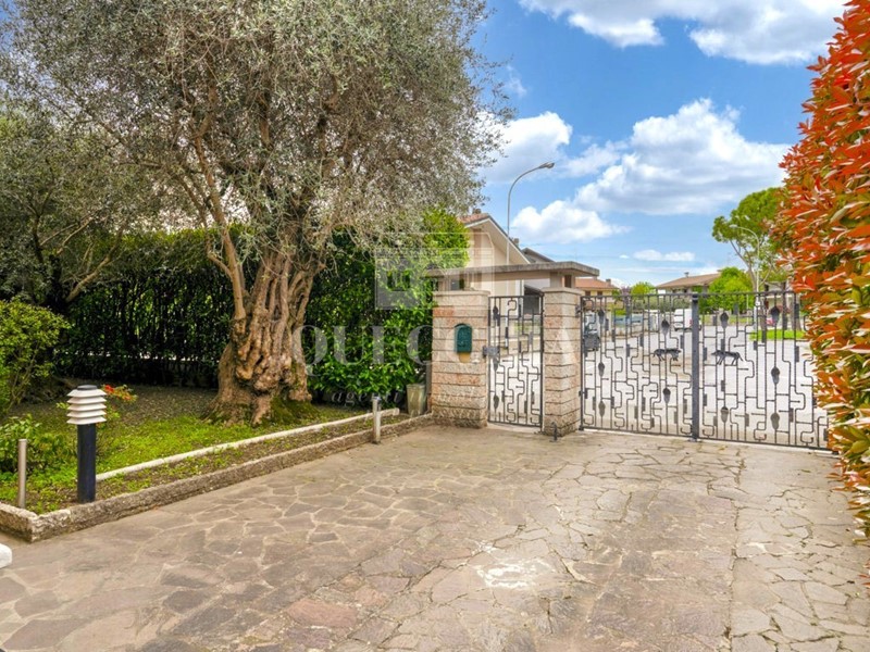 Casa Indipendente in Vendita a Castelnuovo del Garda, 530'000€, 292 m², con Box