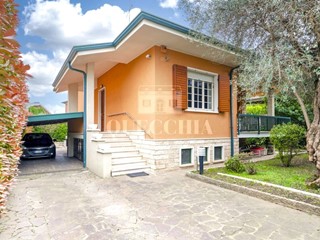 Casa Indipendente in Vendita a Castelnuovo del Garda, 530'000€, 292 m², con Box