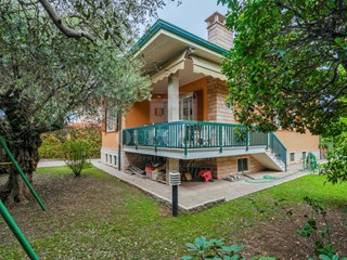 Casa Indipendente in Vendita a Castelnuovo del Garda, 530'000&euro;, 292 m², con Box