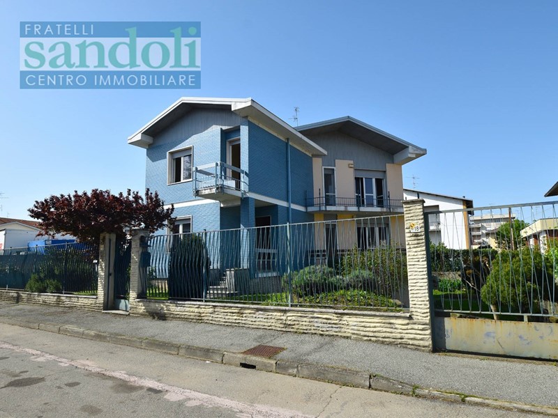 Casa Indipendente in Vendita a Vercelli, zona Porta Milano, 220'000€, 300 m²