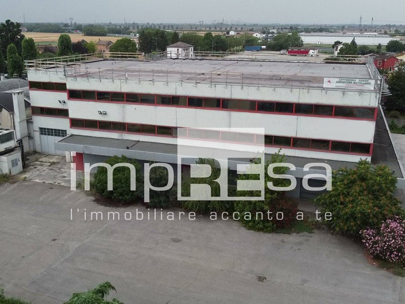 Immobile commerciale in Affitto a Voghera, 150'000€, 4550 m²