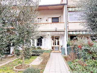 Villetta a schiera in Vendita a Campi Bisenzio, zona San Piero a Ponti, 410'000€, 140 m², con Box