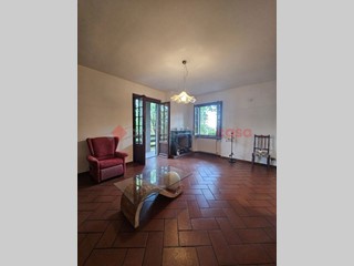 Villa in Vendita a Capolona, 450'000€, 445 m², arredato