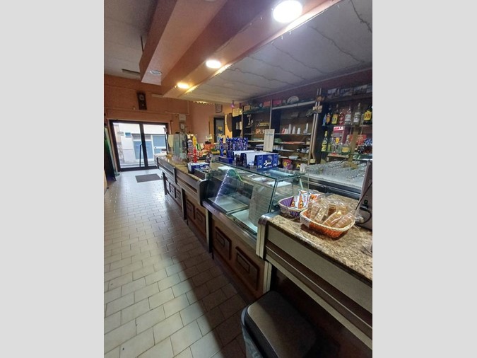 Attività commerciale in Affitto a Ceprano, 900€, 60 m²