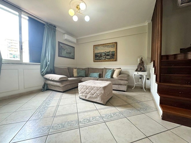 Trilocale in Vendita a Napoli, 295'000€, 145 m²