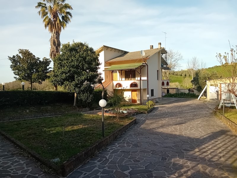 Villa in Vendita a Manoppello, zona Scalo, 200'000€, 188 m², con Box