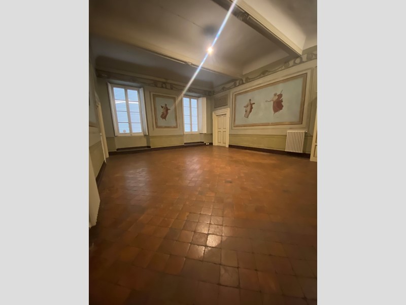 Ufficio in Affitto a Lucca, zona Centro Storico, 1'700€, 300 m²