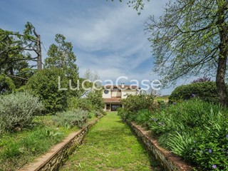 Villa in Vendita a Capannori, zona Gragnano, 650'000€, 375 m²