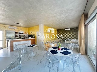 Attività commerciale in Vendita a Melendugno, 1'050'000€, 408 m², arredato