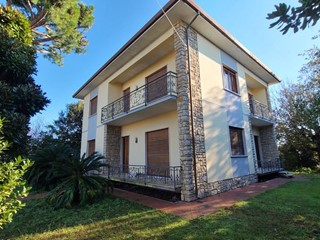Villa in Vendita a Pietrasanta, zona Tonfano, 1'250'000€, 200 m², con Box