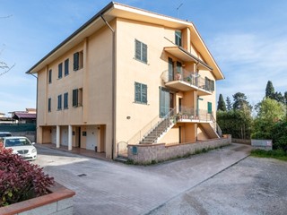 Trilocale in Vendita a Buti, zona Cascine, 150'000€, 65 m², con Box