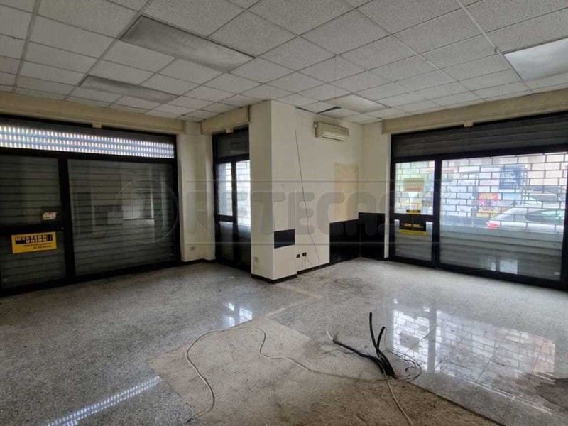 Immobile commerciale in Affitto a Mercato San Severino, zona centro, 700€, 80 m²
