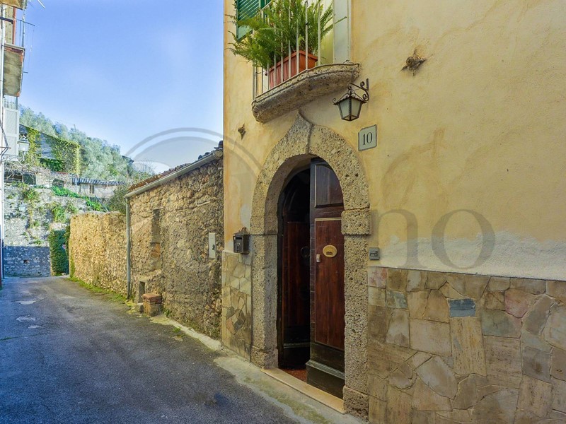 Rustico in Vendita a Arpino, 180'000€, 250 m², arredato