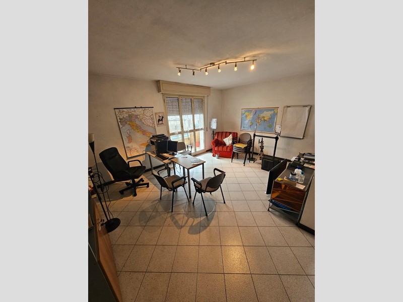 Ufficio in Vendita a Carrara, zona Nazzano, 90'000€, 90 m²
