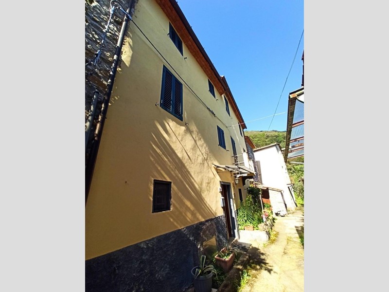 Casa Semi Indipendente in Vendita a Lucca, zona Piazza di Brancoli, 120'000€, 130 m², arredato