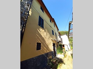 Casa Semi Indipendente in Vendita a Lucca, zona Piazza di Brancoli, 120'000€, 130 m², arredato