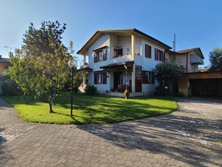 Villa bifamiliare in Vendita a Forte dei Marmi, zona Vittoria Apuana, 860'000€, 120 m², arredato
