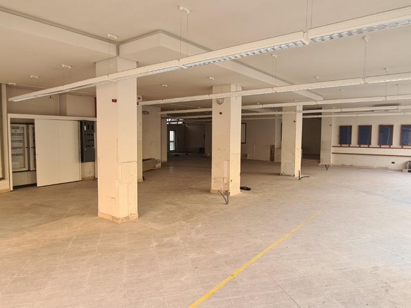 Ufficio in Vendita a Carrara, 190'000€, 470 m²