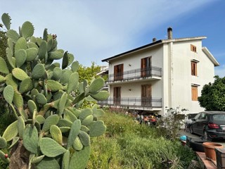 Appartamento in Vendita a Barcellona Pozzo di Gotto, 120'000€, 180 m²