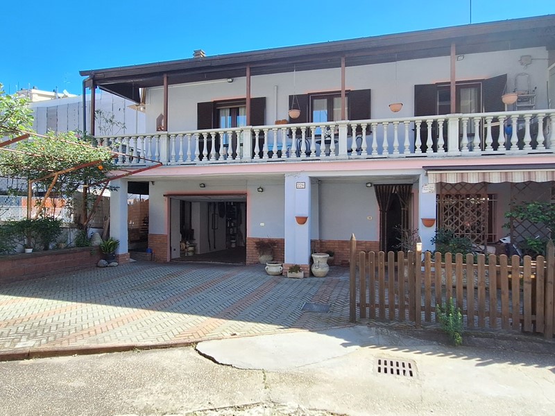 Casa Indipendente in Vendita a Asti, zona Sud, 165'000&euro;, 191 m²