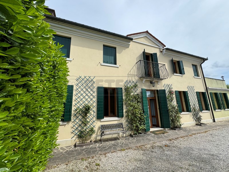 Casa Indipendente in Vendita a Mirano, 690'000€, 350 m²