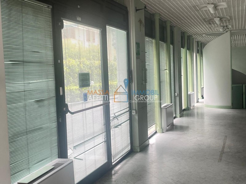 Immobile commerciale in Affitto a Massa, 2'000€, 200 m²