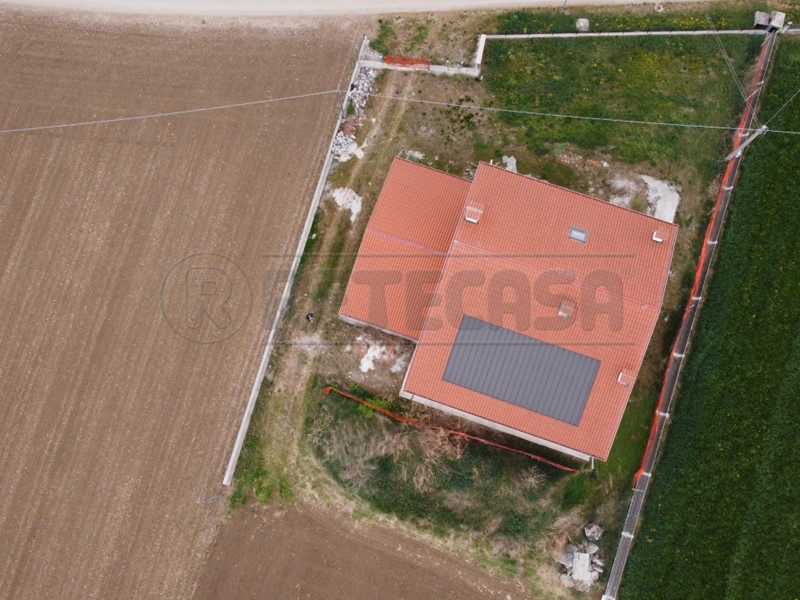 Casa Indipendente in Vendita a Schiavon, zona LONGA, 350'000€, 540 m², con Box