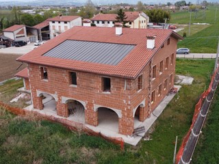 Casa Indipendente in Vendita a Schiavon, zona LONGA, 350'000&euro;, 540 m², con Box