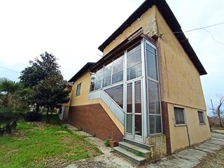 Casa Indipendente in Vendita a Candia Lomellina, 65'000€, 200 m²