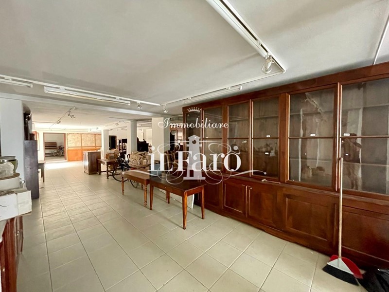 Negozio in Vendita a Viareggio, 450'000€, 287 m²