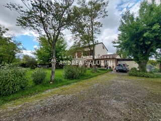 Casale in Vendita a Pontedera, 650'000€, 300 m², arredato, con Box