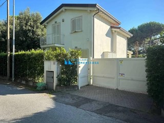 Villa in Vendita a Montignoso, zona Cinquale, 1'190'000&euro;, 155 m², arredato