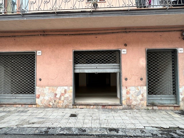 Negozio in Affitto a Barcellona Pozzo di Gotto, 1'300€, 150 m²