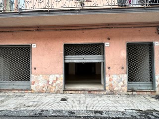Negozio in Affitto a Barcellona Pozzo di Gotto, 1'300€, 150 m²