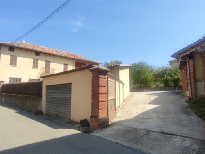 Casa Indipendente in Vendita a Asti, zona Alfiano Natta (AL), 185'000€, 298 m²
