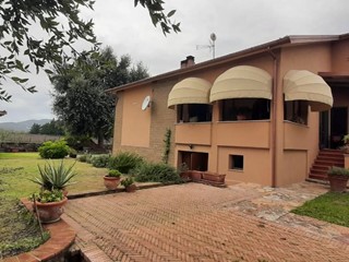 Villa in Vendita a Suvereto, 480'000€, 280 m²