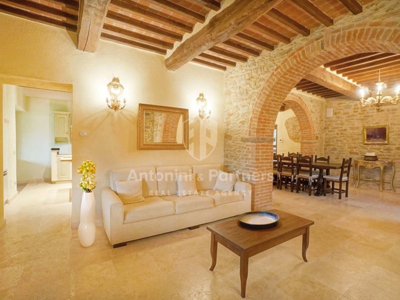 Casa Indipendente in Vendita a Tuoro sul Trasimeno, 1'800'000€, 535 m², arredato