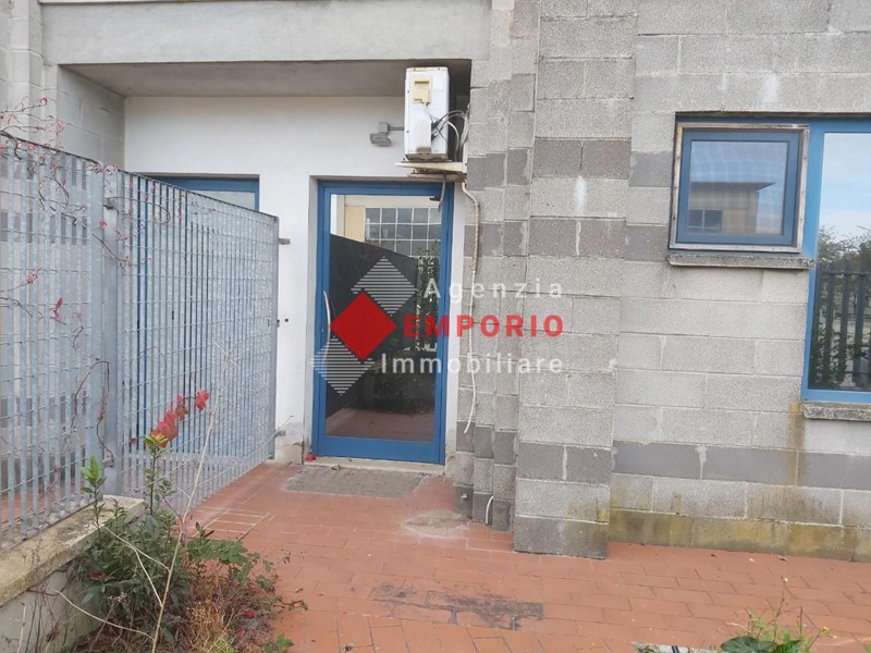 Capannone in Vendita a Ponsacco, 190'000&euro;, 370 m²