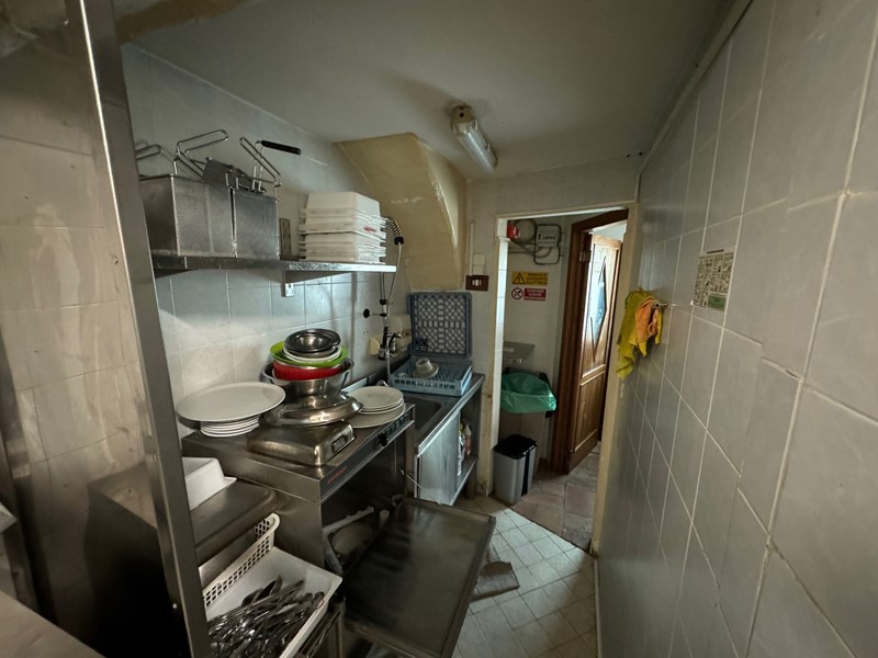 Attività commerciale in Vendita a Stroncone, 120'000€, 200 m²