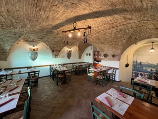 Attività commerciale in Vendita a Stroncone, 120'000€, 200 m²