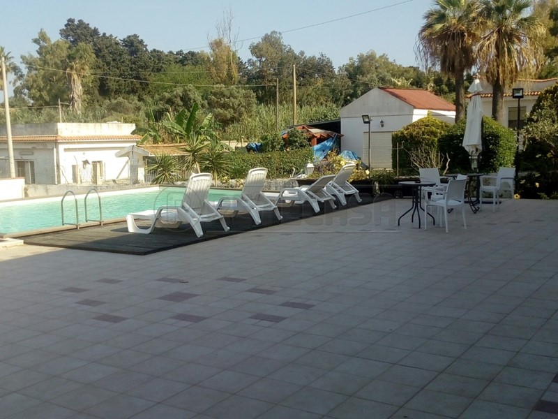 Villa in Vendita a Siracusa, 580'000&euro;, 449 m², arredato, con Box