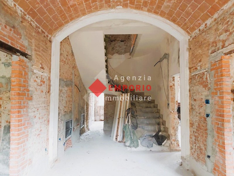 Casa Indipendente in Vendita a Castelfranco di Sotto, zona Orentano, 400'000€, 370 m², con Box