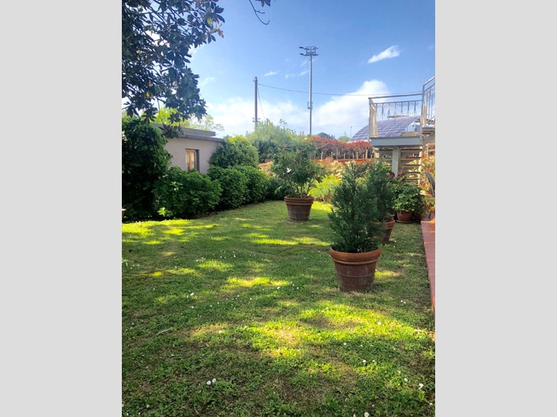 Casa Semi Indipendente in Vendita a Castelnuovo Magra, 500'000&euro;, 290 m², con Box