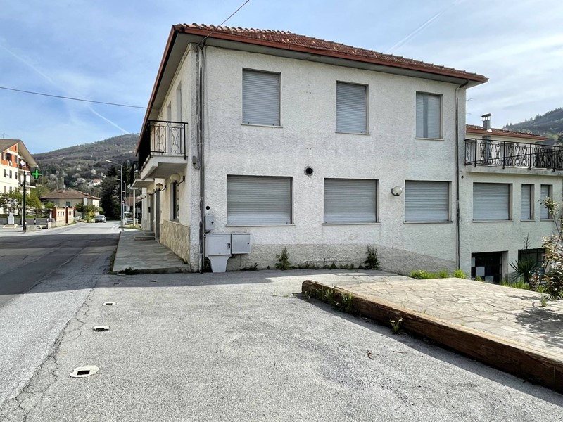 Immobile commerciale in Vendita a Osiglia, zona Rossi, 120'000€, 300 m²