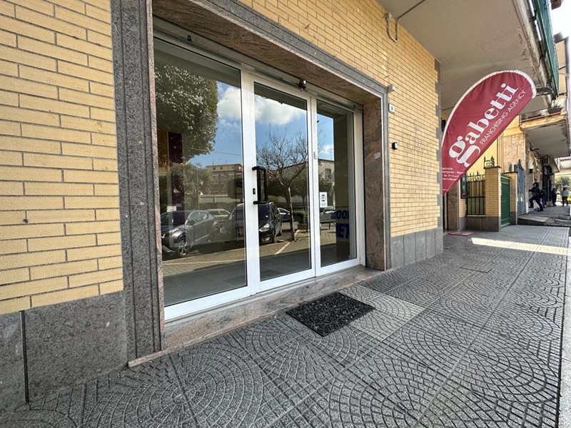 Negozio in Affitto a Ciampino, 950€, 45 m²