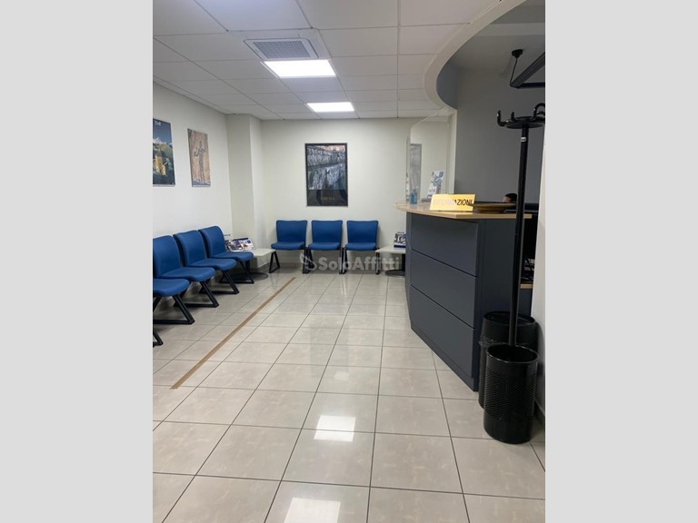 Ufficio in Affitto a Pescara, zona Viale Riviera, 3'000€, 240 m²