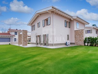 Casa Indipendente in Vendita a Castiglione delle Stiviere, 620'000&euro;, 246 m², con Box